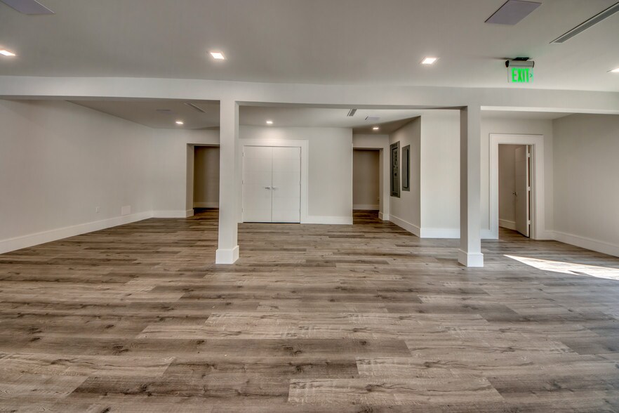 More Photos Of 3015 Tamiami Trl E, Naples Storefront Retail Office For Sale