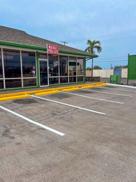 More Photos Of 15 Kaunakakai Pl, Kaunakakai Freestanding For Lease