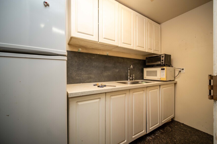 More Photos Of 12671 Bathgate Way, Richmond Warehouse For Sale