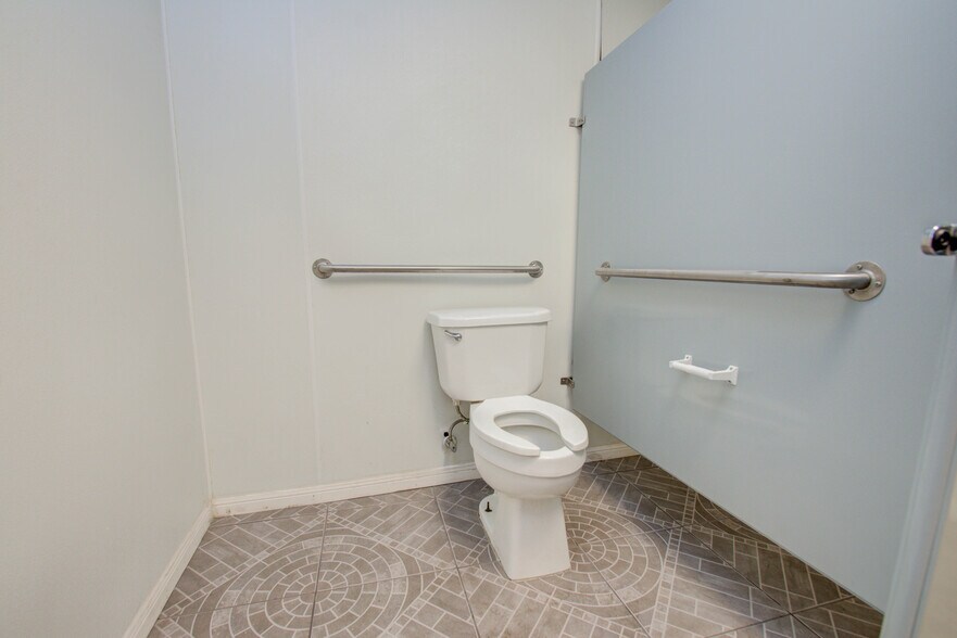 More Photos Of 6555 Navigation Blvd, Houston Warehouse For Lease