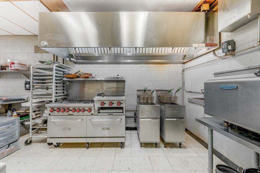 More Photos Of 154 Bridge St, Junior Restaurant For Sale