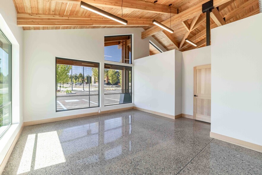 More Photos Of 8512 N Wayne Dr, Hayden Flex For Lease
