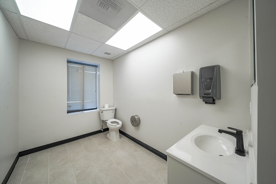 More Photos Of 8023 Malcolm Rd, Clinton Medical For Lease