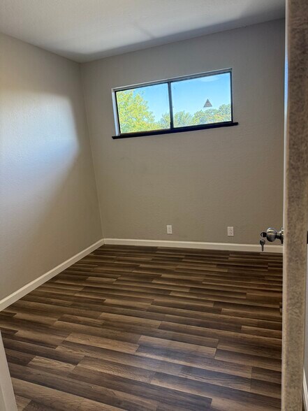 More Photos Of 425 E Center St, Manteca Office Residential For Lease