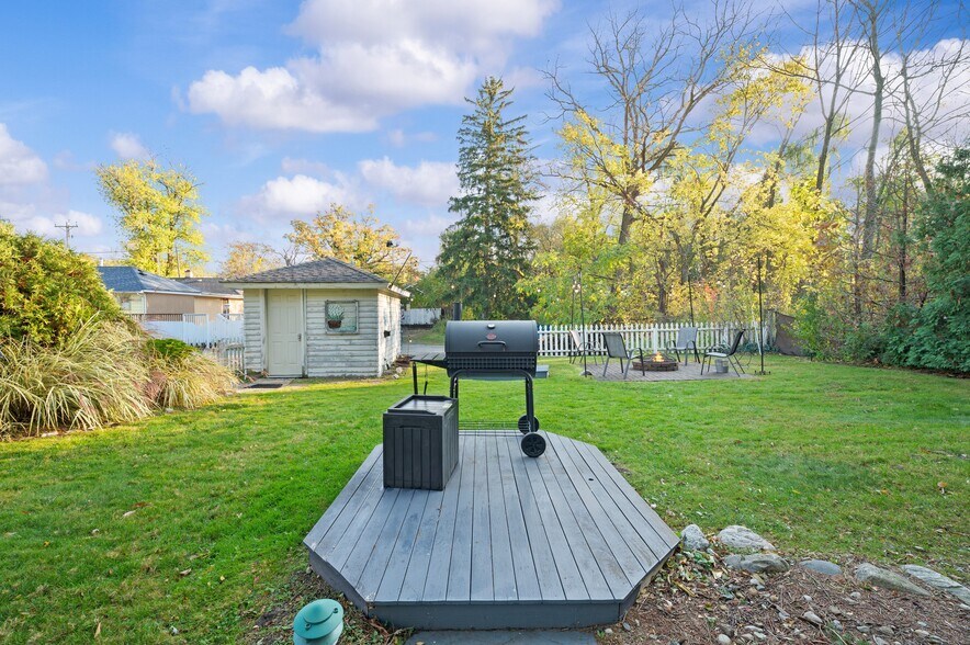 More Photos Of 231 E Buffalo St, New Buffalo Hotel For Sale