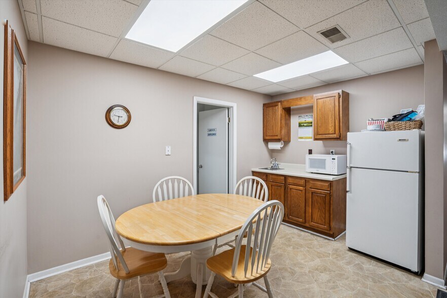 More Photos Of 2721 SW 30th St, Des Moines Office For Sale