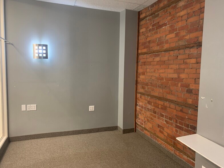 More Photos Of 356-358 Main St E, Hamilton Storefront Retail Residential For Lease