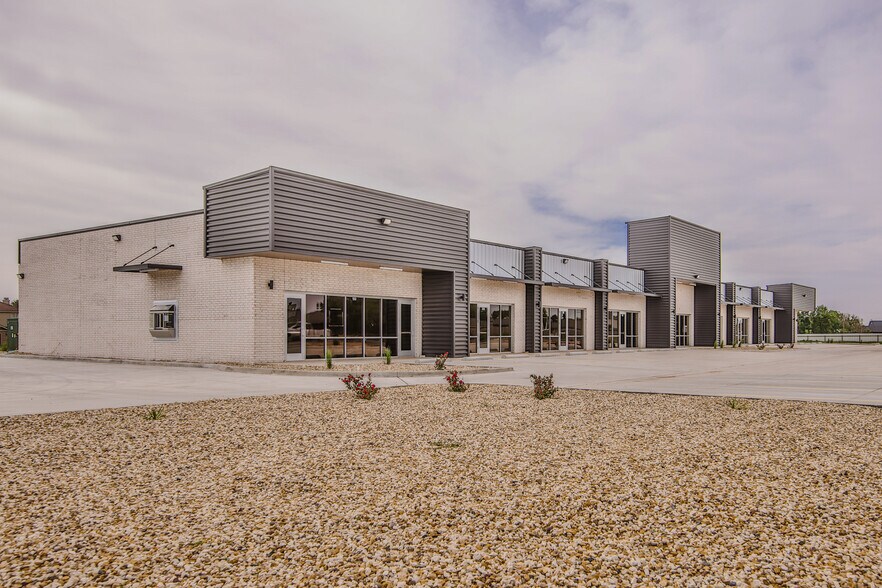 More Photos Of 10617 University Ave, Lubbock Storefront Retail Office For Lease