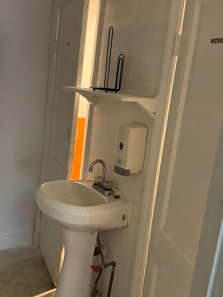 More Photos Of 4453 Summer Ave, Memphis Department Store For Lease