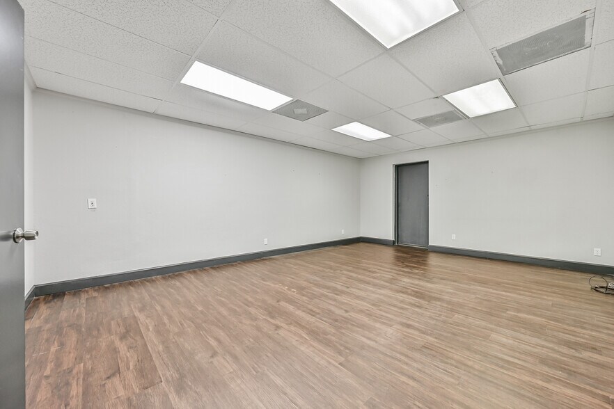 More Photos Of 512 N Friendswood Dr, Friendswood Office For Lease