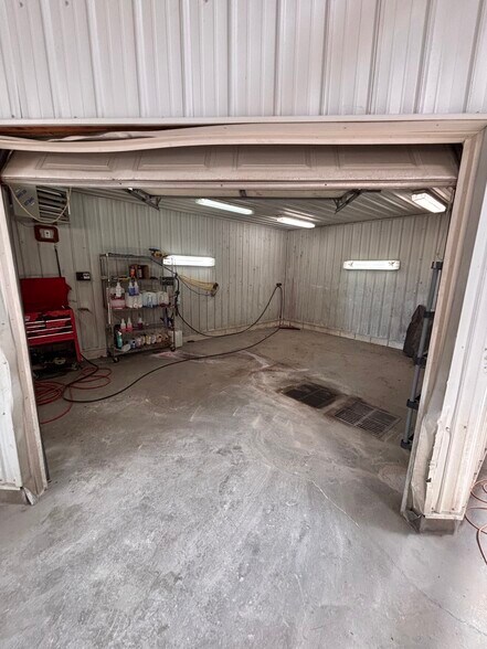 More Photos Of 804 SE 30th St, Des Moines Warehouse For Lease