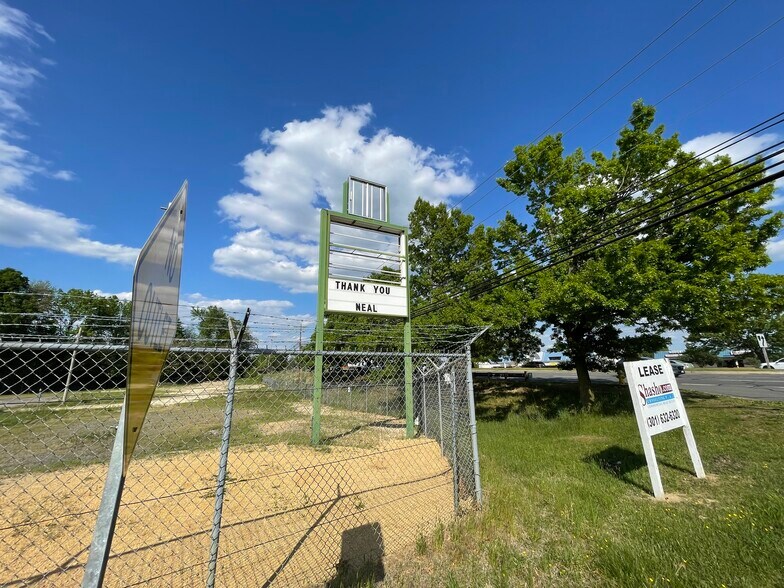 More Photos Of 11740 Vernon Rd, Waldorf Warehouse For Lease