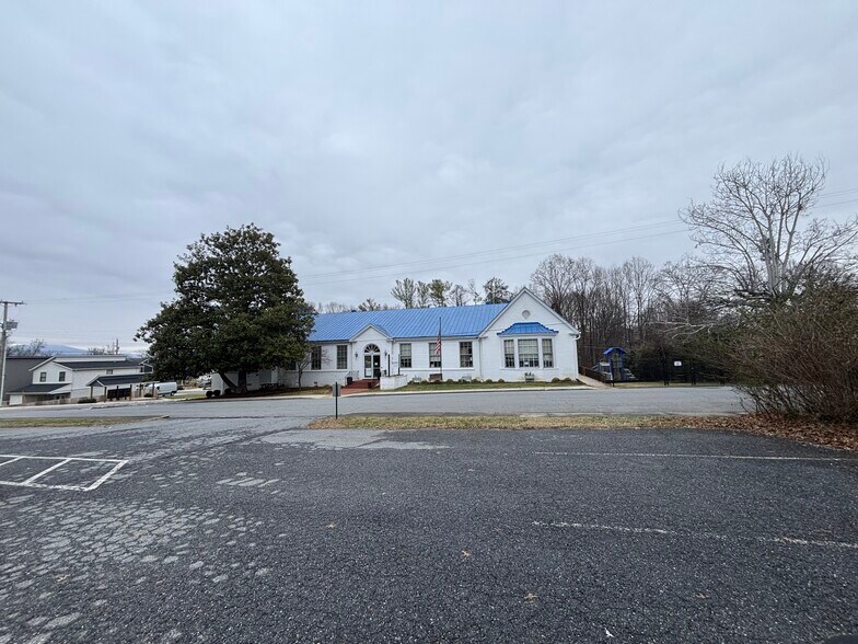 More Photos Of 3024 Forest Hills Cir, Lynchburg Office For Sale