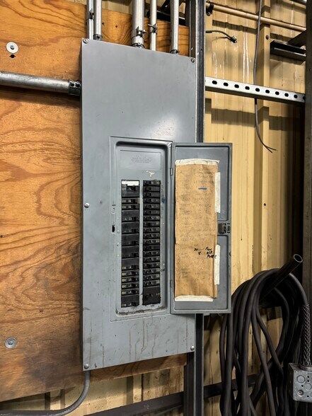 More Photos Of 623 Circle Dr, Iron Mountain Industrial For Sale