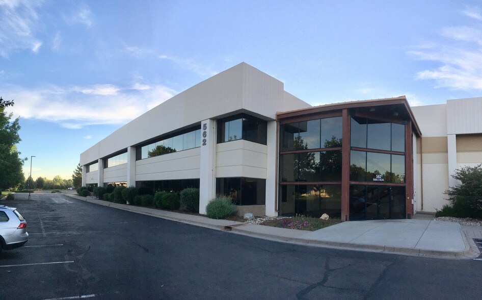 More Photos Of 452-562 Sable Blvd, Aurora Showroom For Sale