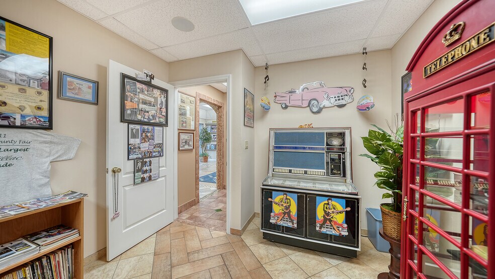 More Photos Of 2111 Whitfield Park Dr, Sarasota Showroom For Sale