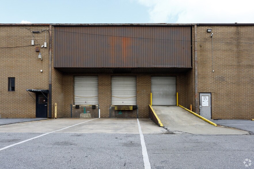 More Photos Of 15 Royal Dr, Forest Park Warehouse For Lease