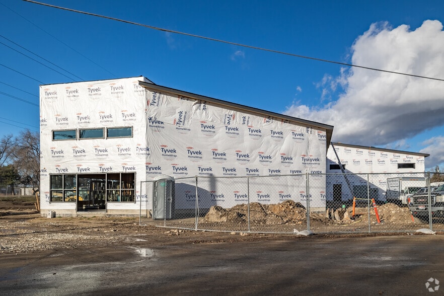 More Photos Of 1093 N Parkinson St, Eagle Light Distribution For Sale