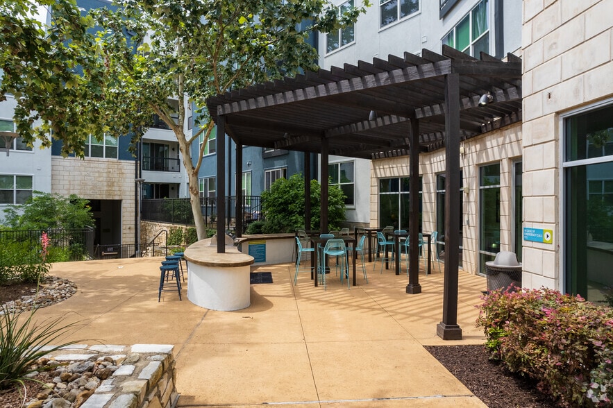 More Photos Of 2717 S Lamar Blvd, Austin Apartments For Lease