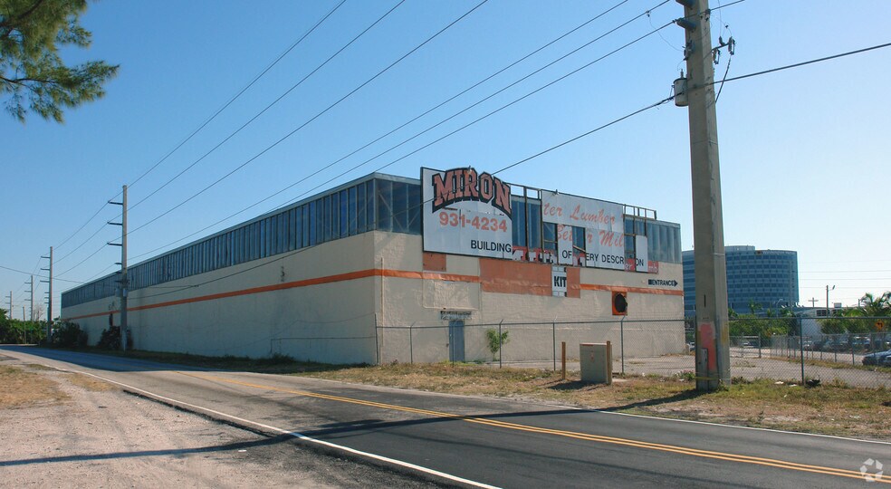 More Photos Of 19400 W Dixie Hwy, Miami Warehouse For Lease