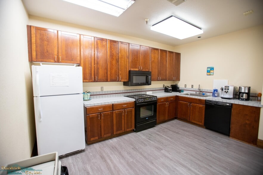 More Photos Of 5800 Airport Rd, Redding Warehouse For Lease