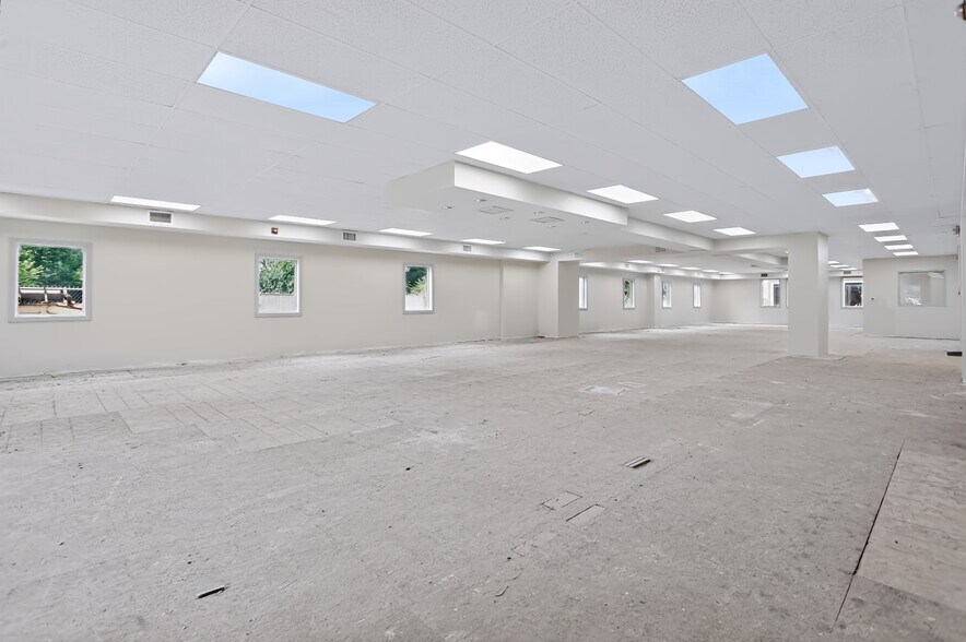 More Photos Of 6635 E 21st St, Indianapolis Office For Sale