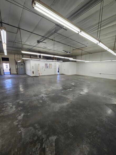 More Photos Of 9555 Owensmouth Ave, Chatsworth Warehouse For Lease