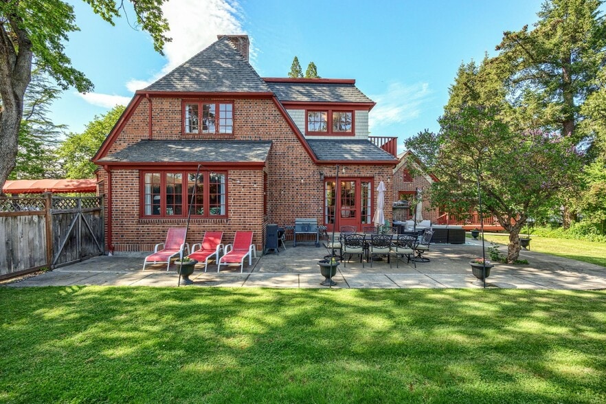 More Photos Of 2336 Table Rock Rd, Medford Freestanding For Sale