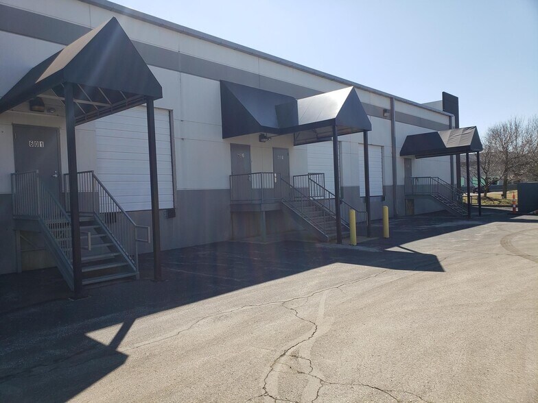 More Photos Of 601-611 Trade Center Blvd, Chesterfield Warehouse For Lease