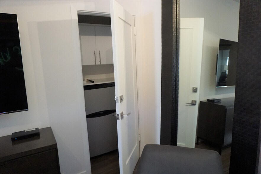 More Photos Of 449-451 N Canon Dr, Beverly Hills Unknown For Lease