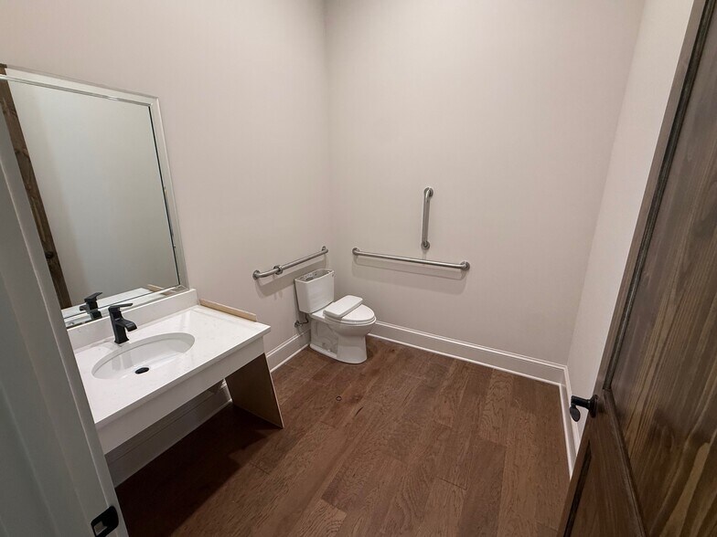 More Photos Of 2500 Interstate Dr, Opelika Medical For Lease