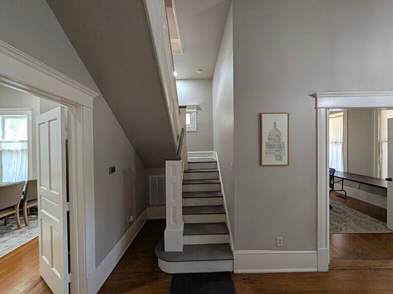 More Photos Of 206 Taylor St, Hutto Office For Lease
