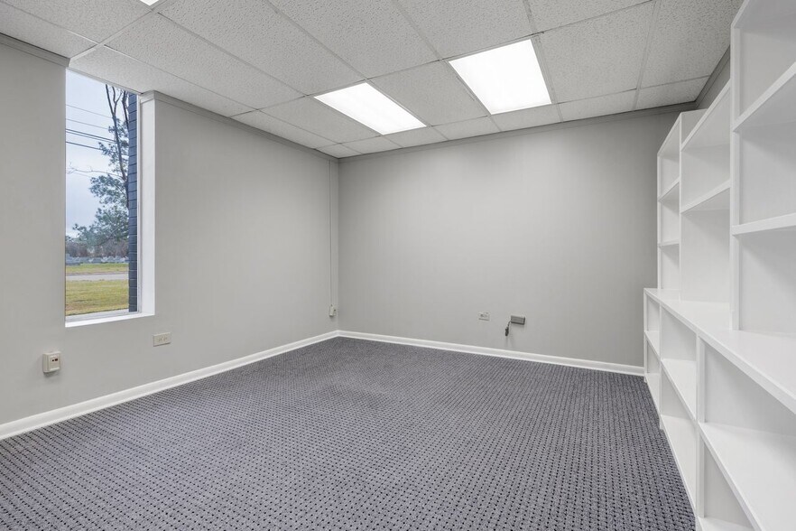 More Photos Of 403 W Admiral Doyle Dr, New Iberia Distribution For Sale