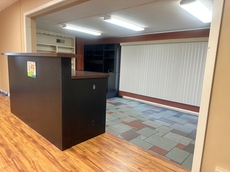 More Photos Of 2855 SE Kansas Pl, Topeka Veterinarian Kennel For Lease