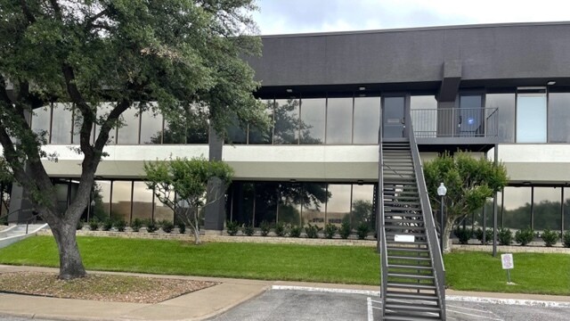 More Photos Of 14802-14850 Venture Dr, Farmers Branch Light Manufacturing For Lease
