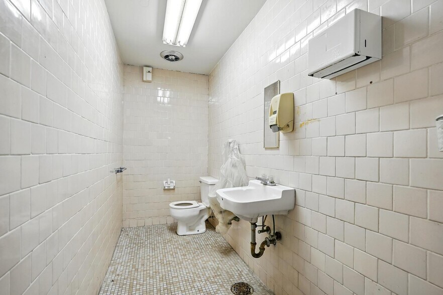 More Photos Of 500-511 E Broadway St, Sweetwater Storefront For Sale