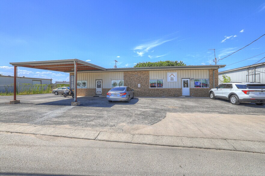 More Photos Of 242 Trade Center Dr, New Braunfels Warehouse For Lease