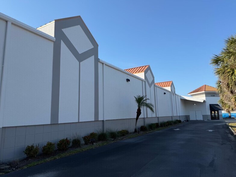 More Photos Of 12180 Metro Pky, Fort Myers Distribution For Lease