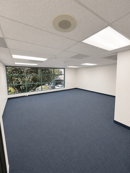 More Photos Of 24900 Anza Dr, Valencia Warehouse For Lease