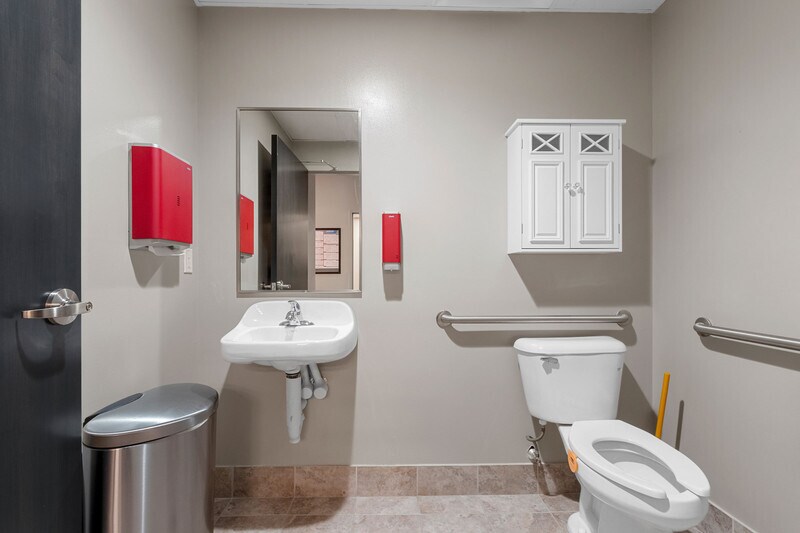 More Photos Of 100-140 N Washington St, Green Bay General Retail For Lease