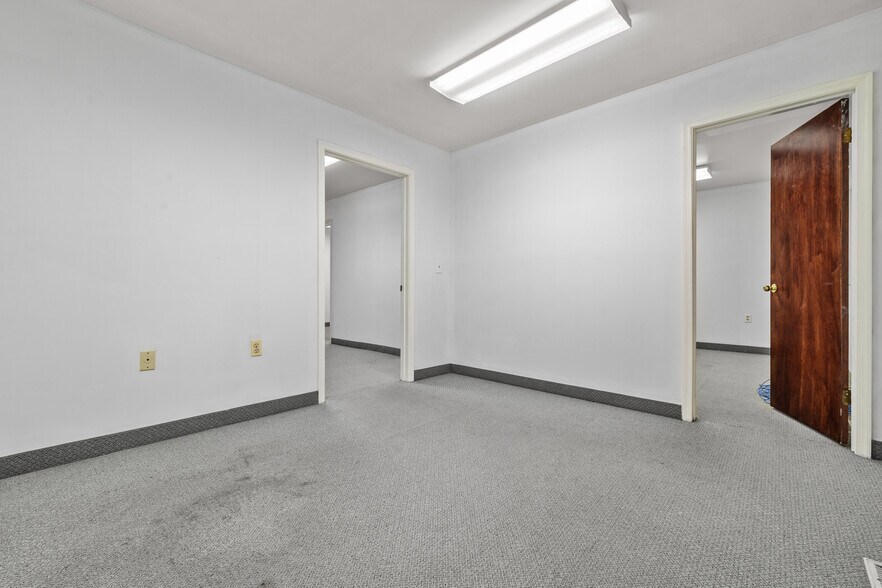 More Photos Of 5875-5881 Allentown Rd, Suitland Office For Sale