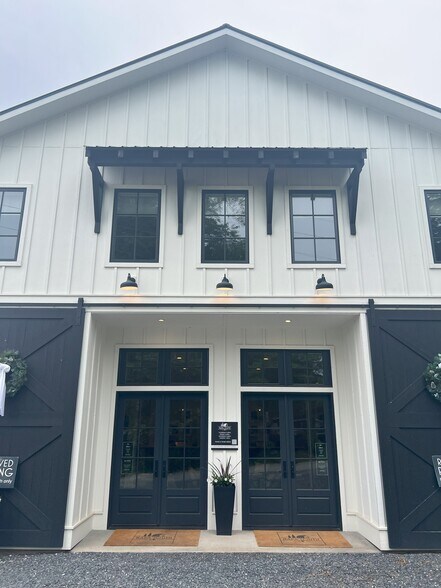 More Photos Of 118 Oak Crescent Cir, Clayton Hotel For Sale