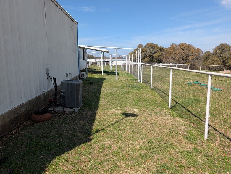 More Photos Of 843 Sundown Dr, Woodway Industrial For Lease