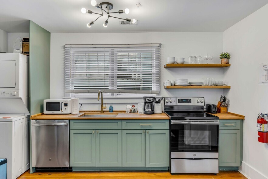 More Photos Of 140 Spring St, Charleston Hospitality For Sale