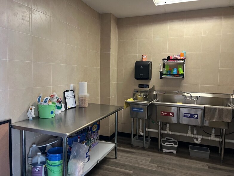 More Photos Of 1610 Wynn Joyce Rd, Garland Freestanding For Sale