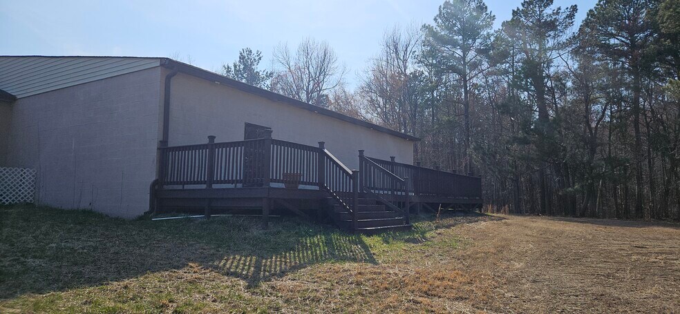 More Photos Of 302 W Colonial Trail Hwy, Blackstone Freestanding For Lease