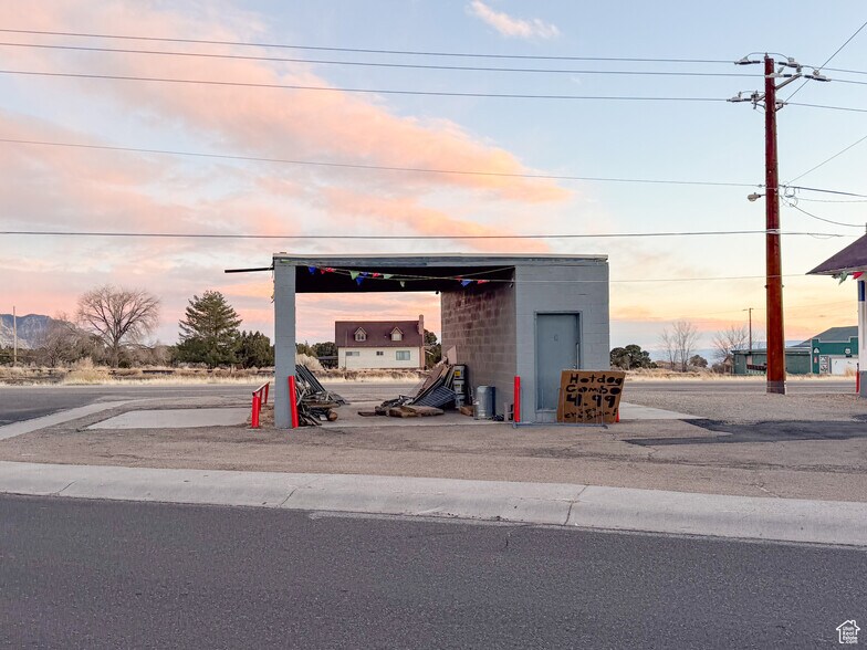 More Photos Of 100 W Geneva, East Carbon Convenience Store For Lease