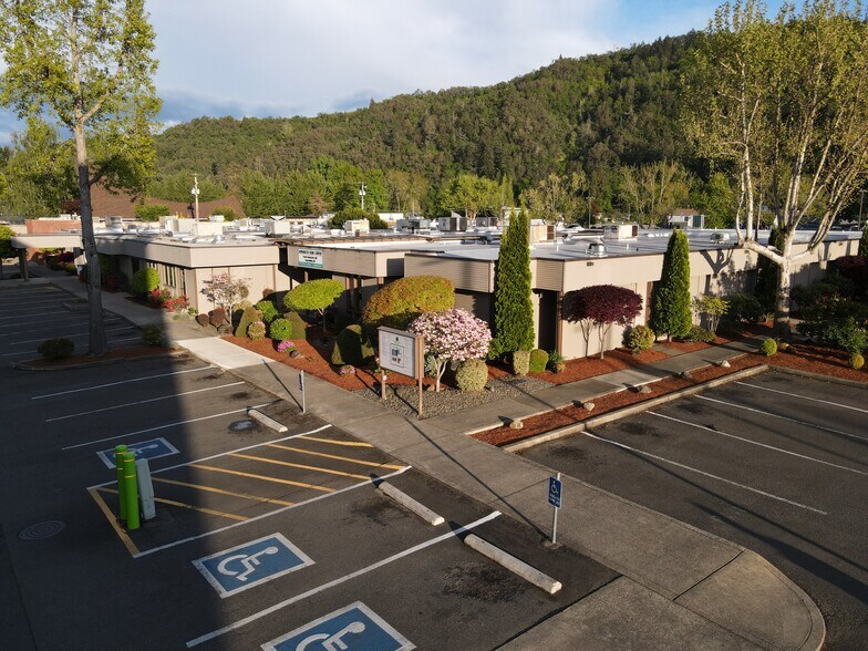 More Photos Of 1813 W Harvard Ave, Roseburg Office For Sale