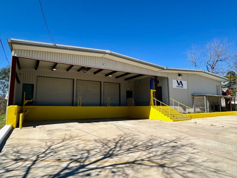 More Photos Of 210 Gravel St, Seguin Warehouse For Lease
