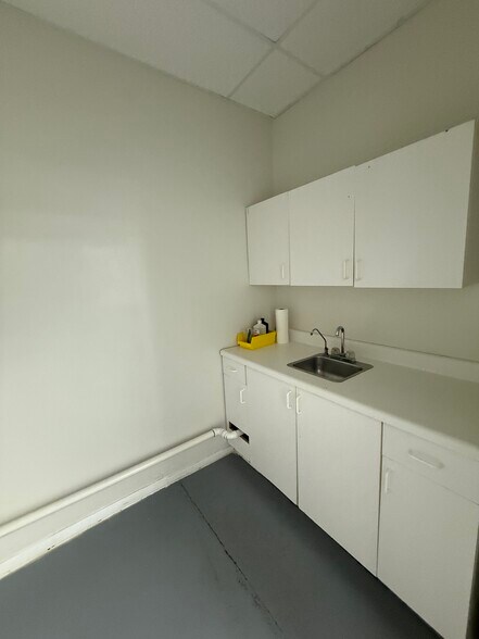 More Photos Of 1748 Independence Blvd, Sarasota Light Manufacturing For Lease